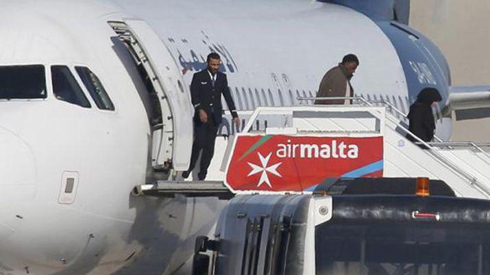 Liberaron a todos los pasajeros del avioacuten secuestrado en Malta