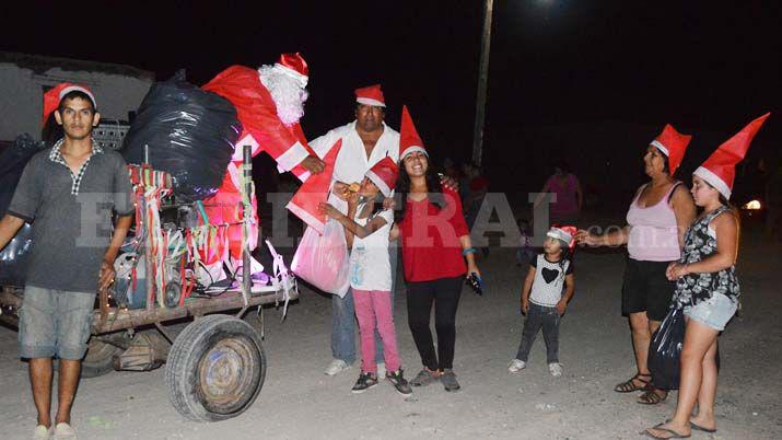 Papaacute Noel en sulky recorrioacute los barrios choyanos con golosinas