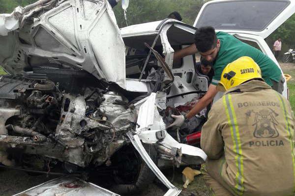 Un comisionado y un joven conductor graves por choque frontal en la ruta 9