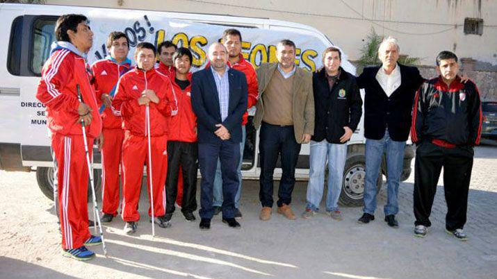 El Intendente Mirolo junto a parte de los deportistas que sern distinguidos este miércoles