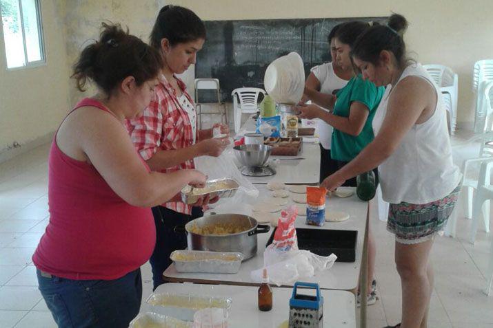 Capacitan a productores en la elaboracioacuten de budines navidentildeos para comercializar