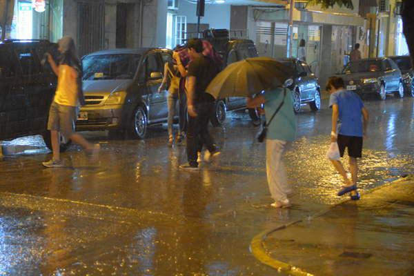 Experto explica por queacute llueve torrencialmente en Santiago