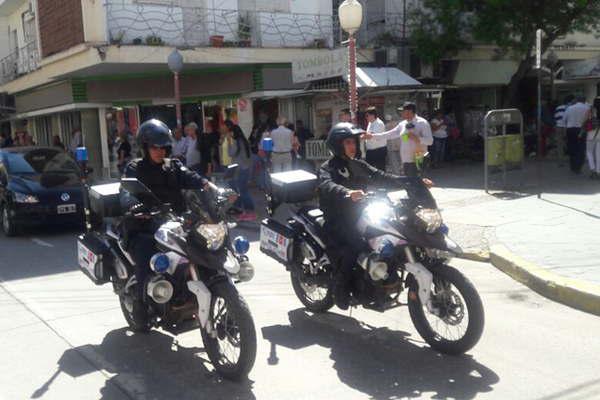 Casi 500 policiacuteas brindan seguridad a los santiaguentildeos  en las calles este fin de antildeo 