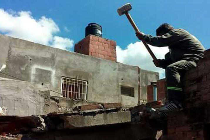 Defensa Civil asistioacute a una familia tras el derrumbe de su vivienda