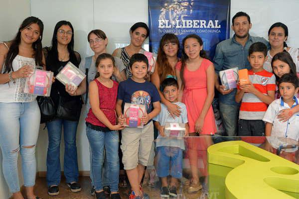 Los ganadores del gran sorteo de fin de antildeo de EL LIBERAL retiraron sus premios