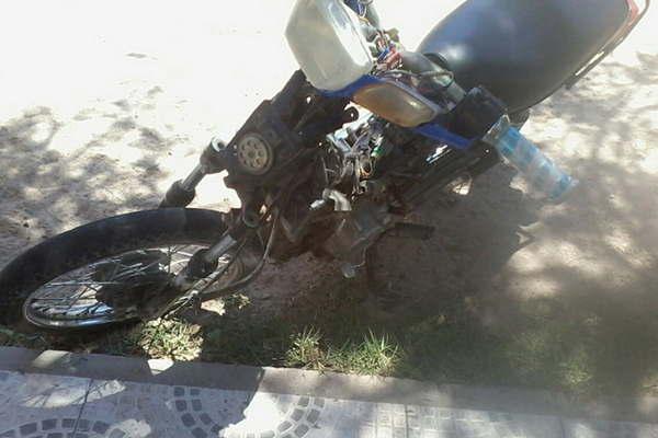 Joven resultoacute con fracturas al caer en una alcantarilla con su motocicleta