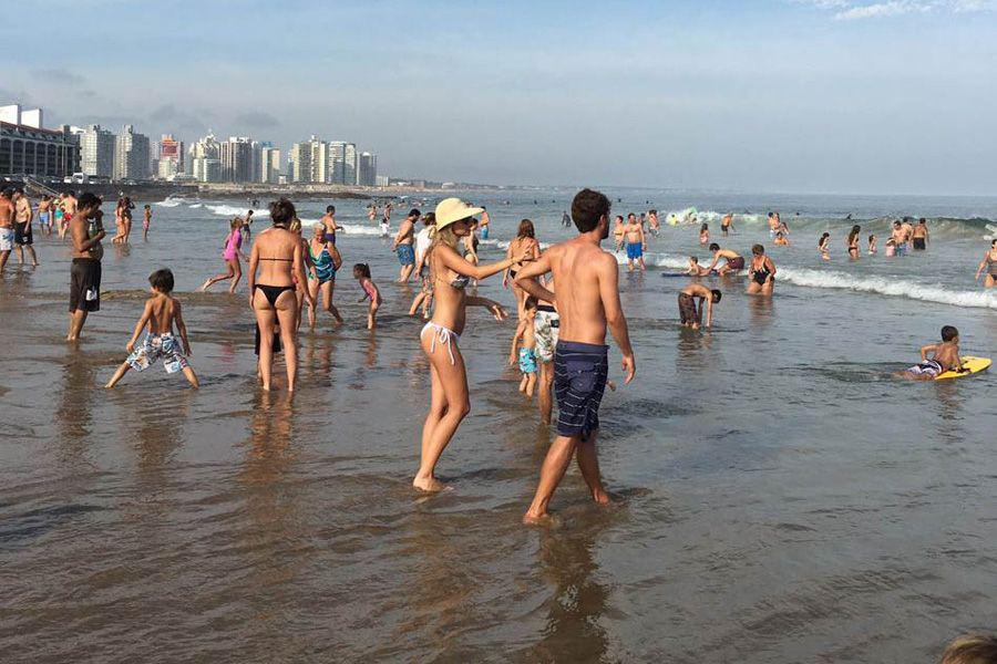 Santiaguentildeos viven un verano a pleno en Punta del Este