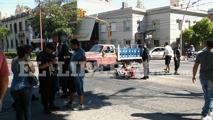 Motocicleta y remis protagonizaron un choque en pleno centro