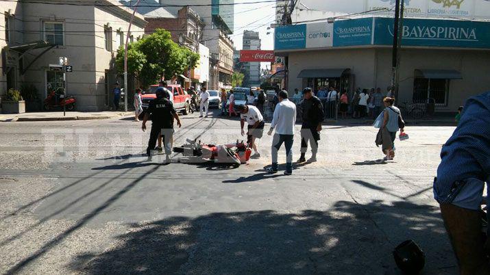 Motocicleta y remis protagonizaron un choque en pleno centro