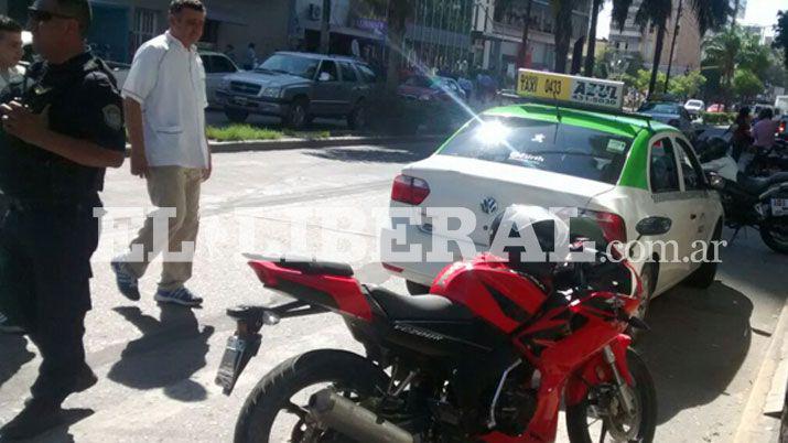 Motocicleta y remis protagonizaron un choque en pleno centro