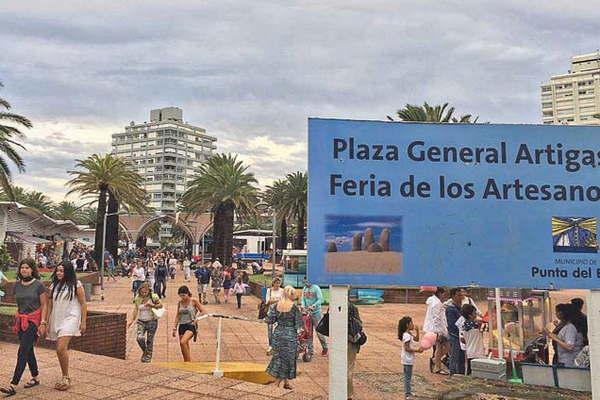 La lluvia torrencial llevoacute a los veraneantes a disfrutar de los centros comerciales  