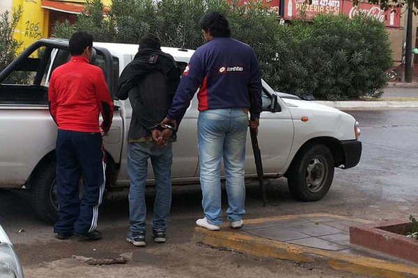 Abrioacute la puerta de un automoacutevil y roboacute varios bienes 