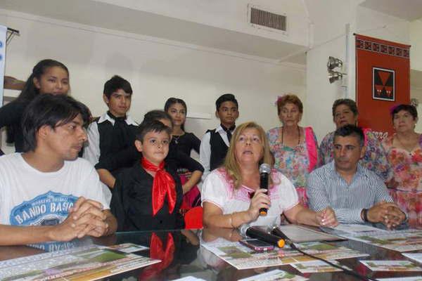 Clodomira invitoacute a disfrutar  a todos los santiaguentildeos del 		VI Festival de la Flor de la Alfalfa