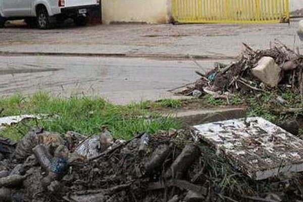 Solicitan a los ciudadanos que no  arrojen basura en canales y acequias