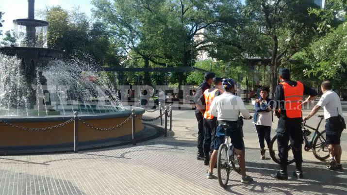 Se escapoacute del Diego Alcorta y se bantildeoacute en ropa interior en la Plaza Libertad