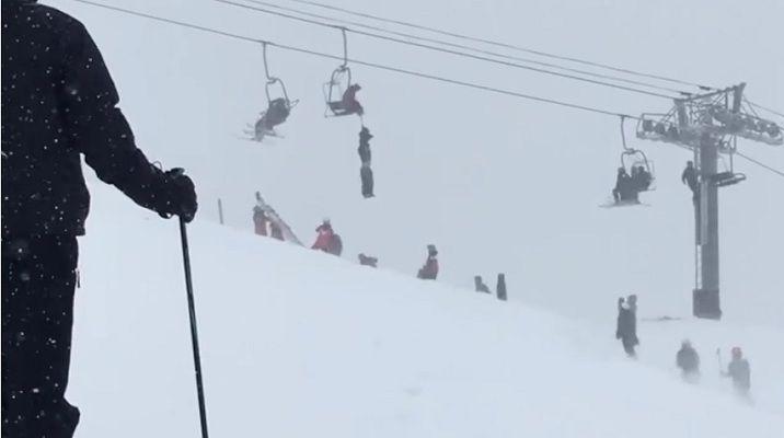 El tremendo momento en que un esquiador queda ahorcado de una aerosilla