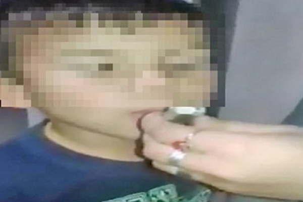 Una mujer fue detenida por darle de fumar marihuana su hijo en un video