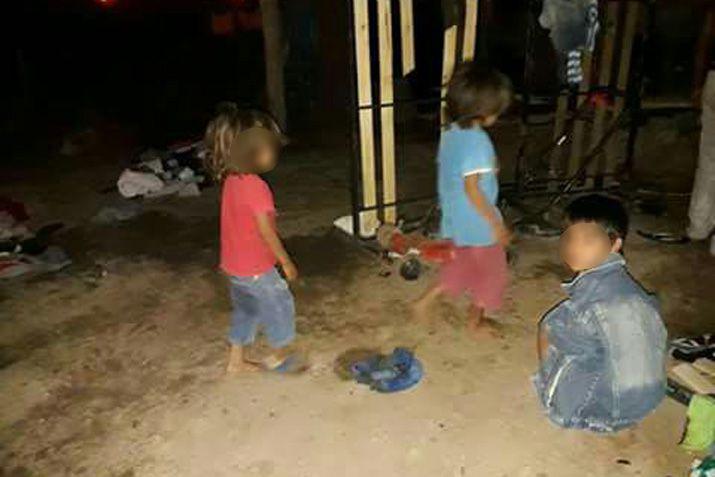 Tres de los ocho hijos que la mujer habría abandonado tras quemar su vivienda