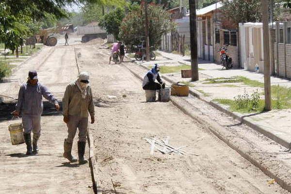 Ejecutan obras de pavimento en el barrio John Kennedy