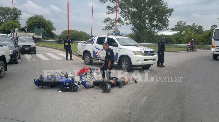 Atrapan a dos hombres con cocaiacutena en el Puente Carretero