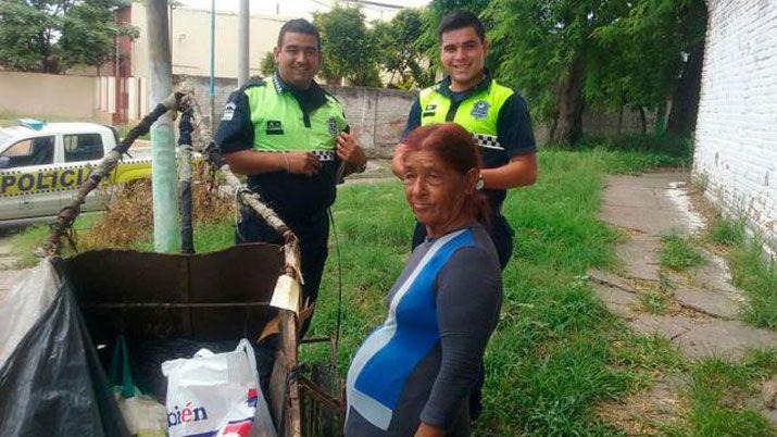 Conmovedor- policiacuteas regalaron zapatillas a una mujer que vive en la calle