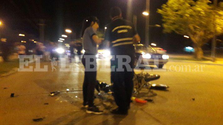 Un joven terminó herido al derrapar con su moto