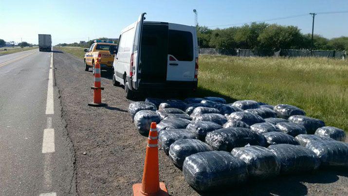 Retienen un furgón con 40 bolsas de mercadería ilegal