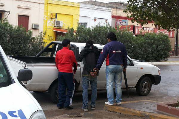 Roboacute el celular a su abuela peleoacute con su coacutemplice y luego terminoacute detenido