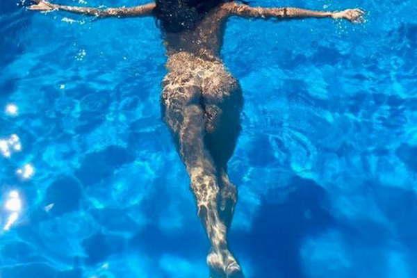 Adabel Guerrero se animoacute a nadar desnuda en la  piscina de su casa