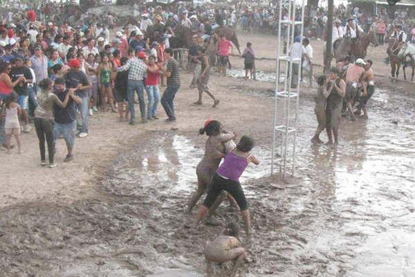 Un futbolista golpeoacute a su pareja por seguirlo hasta un baile