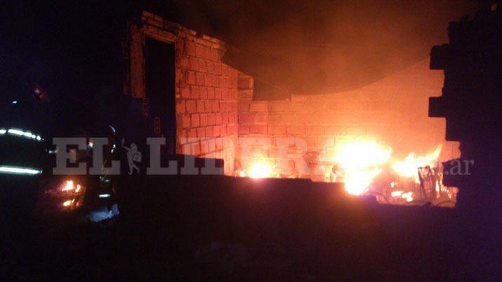 Incendio consumioacute una precaria vivienda