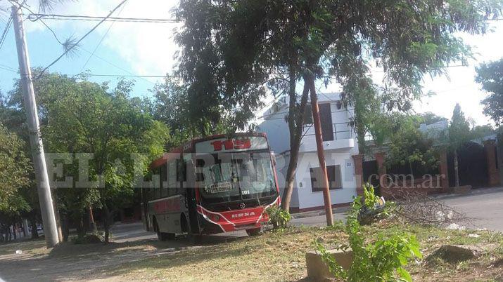 Un colectivo de la línea 119 comenzó a humear y quedó varado