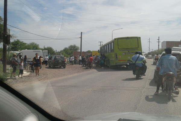 Una persona herida en choque entre un micro y un carro de traccioacuten a sangre 