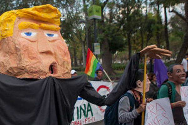 Maacutes de 70 organizaciones asistiraacuten  a la marcha contra Trump en Meacutexico