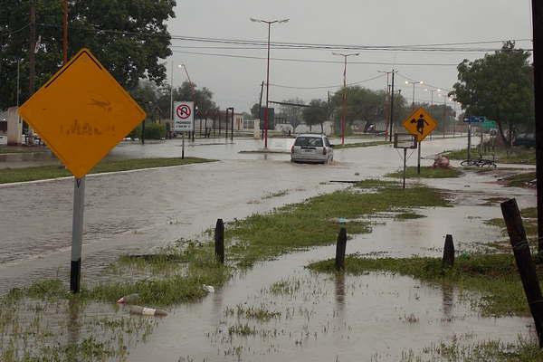 Una intensa lluvia cayoacute en diversas ciudades del interior y causoacute dantildeos 