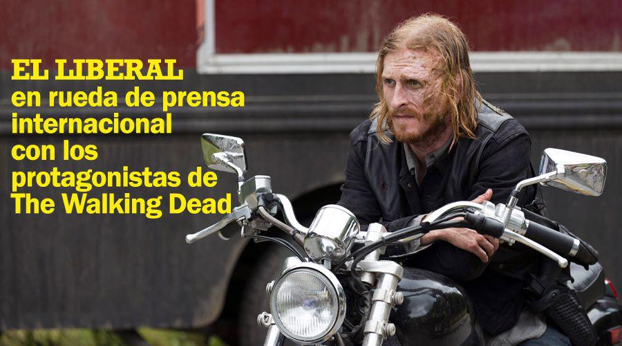 Dwight con su cara quemada un villano de temer en The Walking Dead