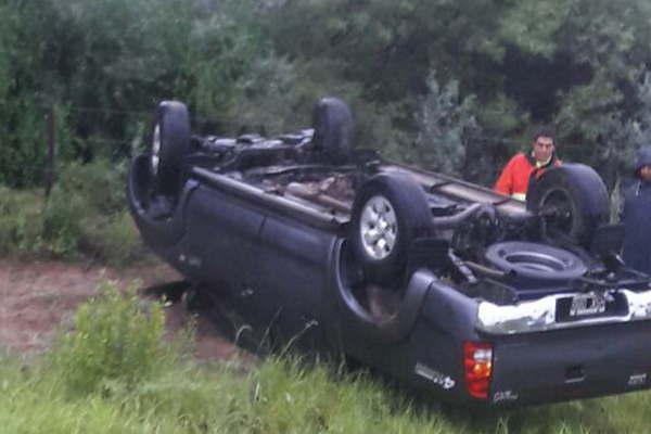 Operarios jujentildeos realizaban mantenimiento en la ruta 34  y volcaron con su camioneta 