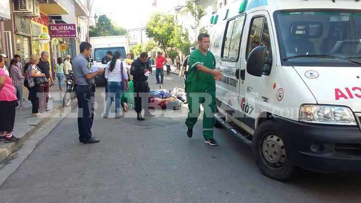 Un joven motociclista terminoacute fracturado tras un violento choque