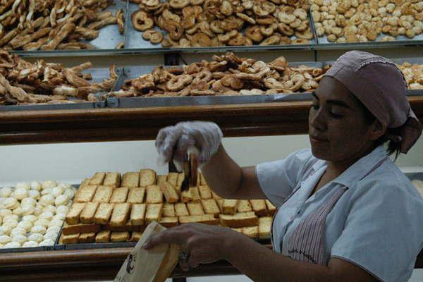 Por la suba de costos el kg de pan en Santiago llegariacutea a 38