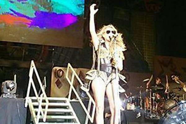 Paulina  Rubio se pegoacute un golpe en pleno show  