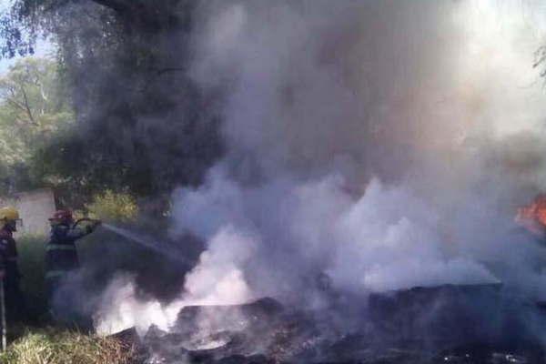 Bomberos sofocaron un incendio a metros de una estacioacuten de servicio