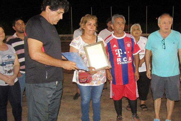 Un torneo de fuacutetbol lleva el nombre de un distinguido vecino antildeatuyense