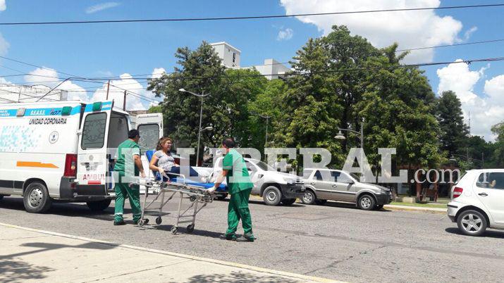 Camioneta rozoacute a una moto y una pareja sufrioacute heridas leves