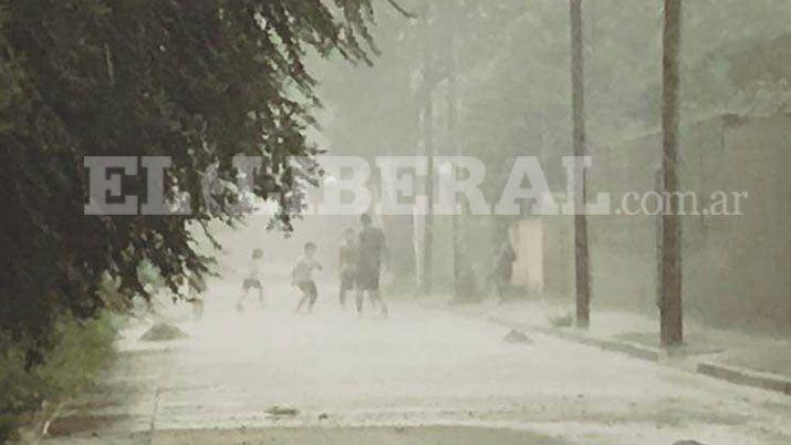 Changuitos santiagueños aprovecharon la lluvia para hacer un picadito