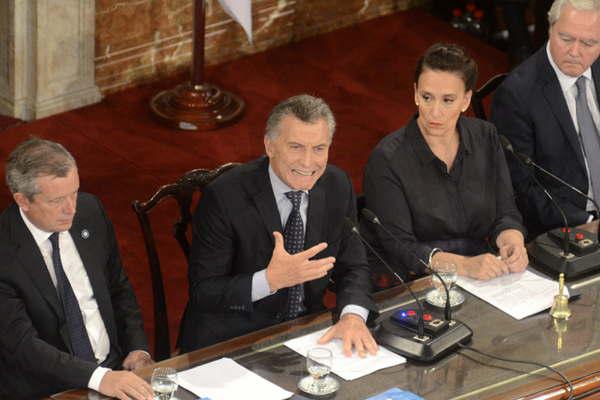 Macri criticoacute la herencia del kirchnerismo y dijo que la Argentina se estaacute poniendo de pie