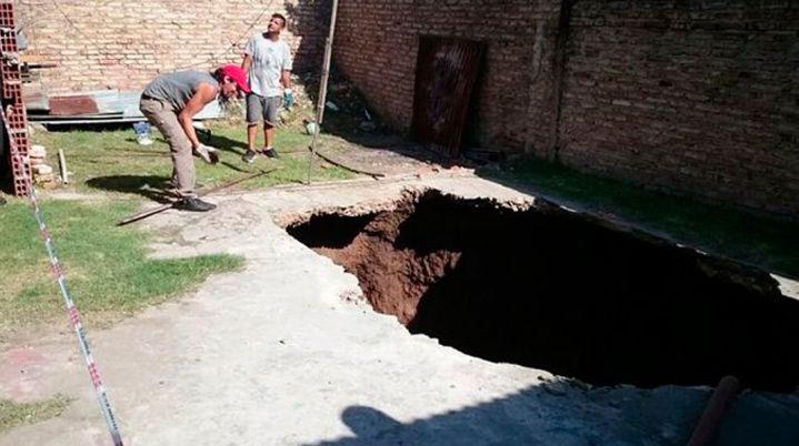 Limpiaba la pileta en el patio cuando se la tragoacute un pozo de seis metros