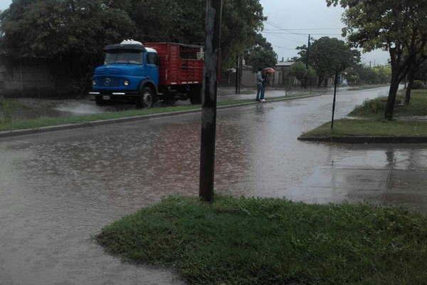 La intensa tormenta eleacutectrica y con fuertes precipitaciones anegoacute gran parte de los barrios bandentildeos