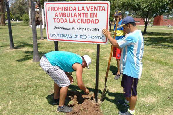 El municipio se encuentra colocando carteleriacutea informativa sobre la prohibicioacuten de la venta ambulante 