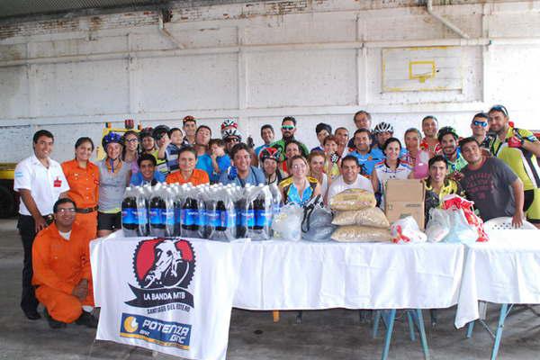 Los Bomberos Voluntarios recibieron donaciones  de la Agrupacioacuten Mountain Bike La Banda