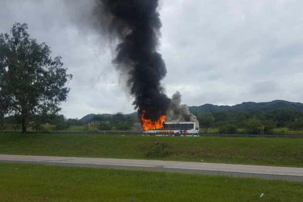 Se incendioacute un colectivo en la autopista de Coacuterdoba - Carlos Paz 